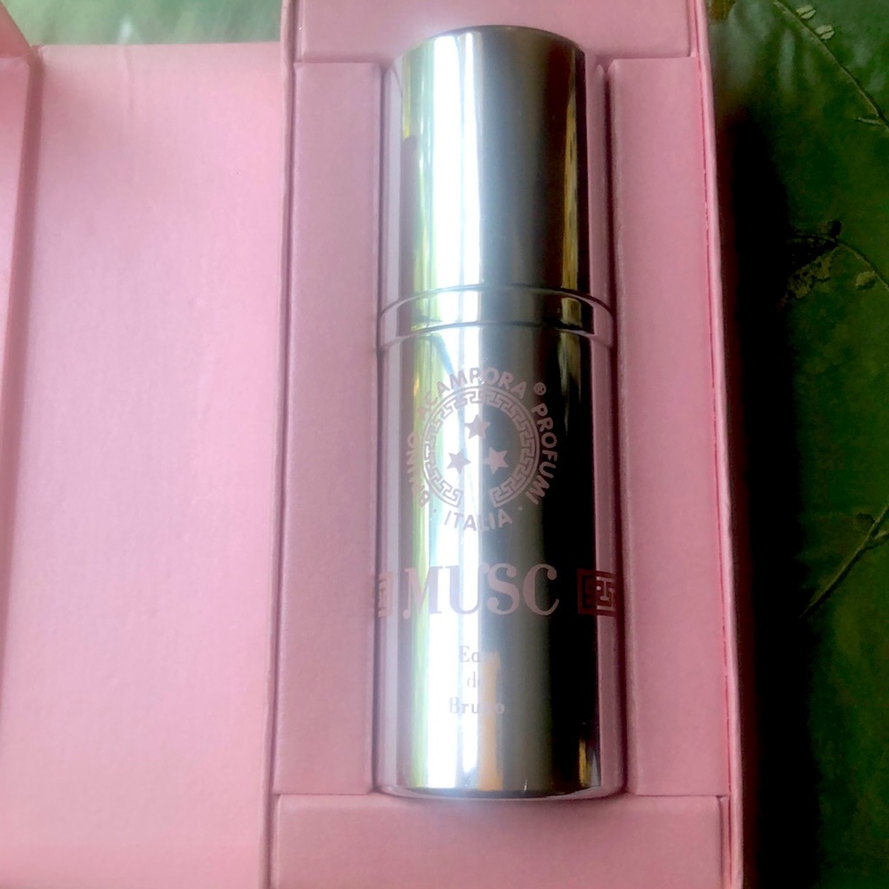 Really exquisite musc fragrance. Used once.